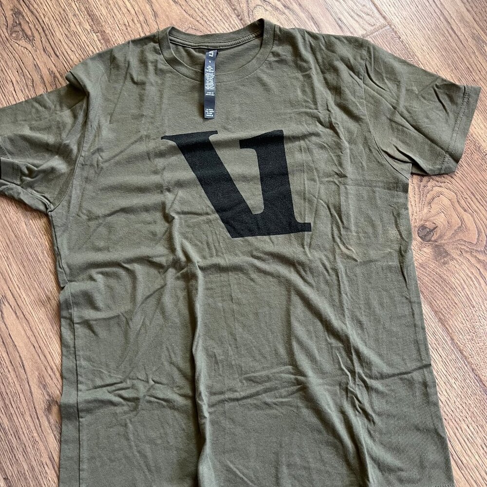 Vuori Men's Medium Green Oregano V1 Logo Tee